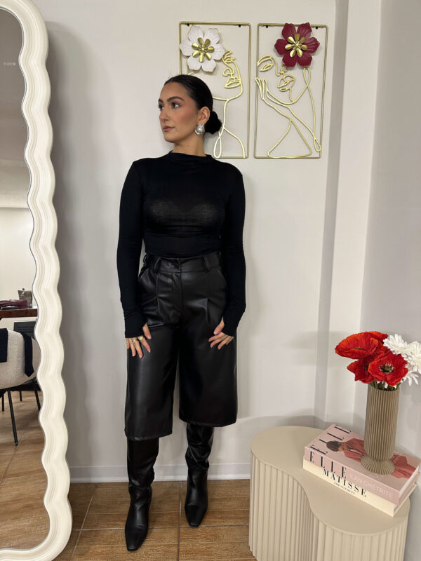 Maglia collo alto nera con asola - immagine 3