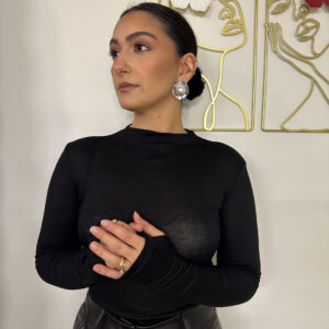 Maglia collo alto nera con asola