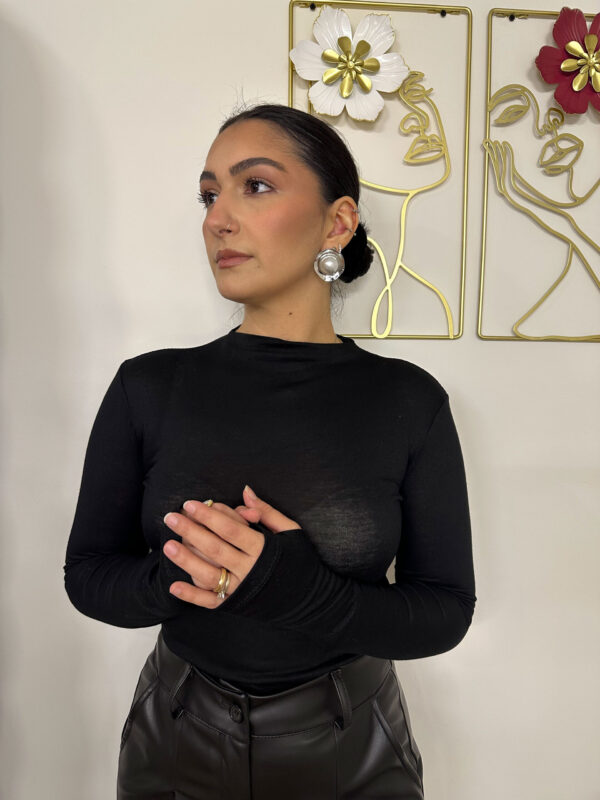 Maglia collo alto nera con asola