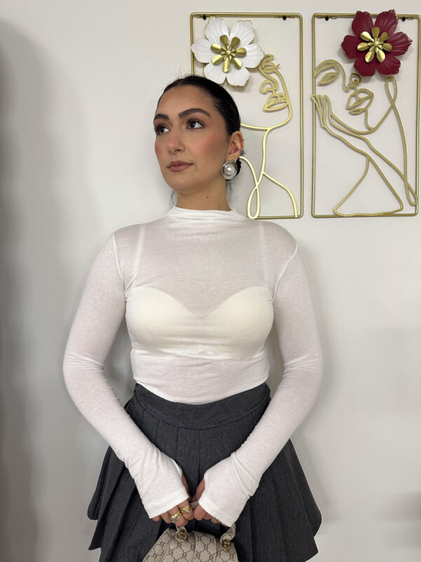 Maglia collo alto bianca con asola