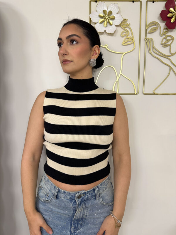 Maglia smanicata collo alto